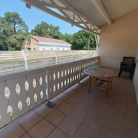 Dans Avec Piscine Apartament *