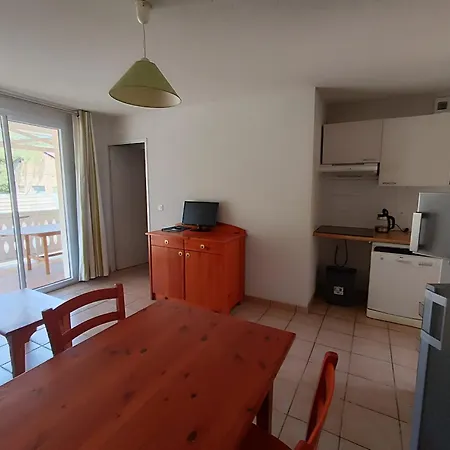 Dans Avec Piscine Apartament *